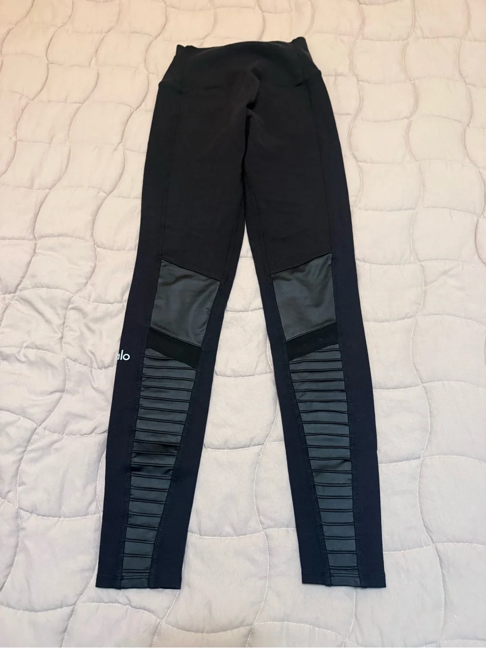 ALO Yoga Black Performance Leggings with Subtle Logo